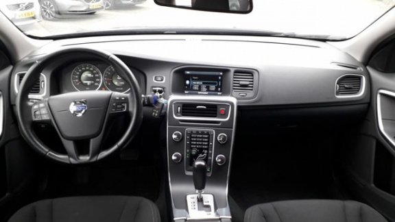 Volvo S60 - T4 180 pk Automaat / Navigatie / Bluetooth / Trekhaak / 18