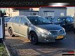 Toyota Avensis Wagon - 2.0 D-4D Dynamic PARKSENSOR|CRUISECNT|LMW|DEALERONDERHOUDEN - 1 - Thumbnail