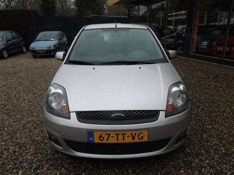 Ford Fiesta - 1.3-8V Futura met trekhaak nieuwe apk 06-09-2020 - 1