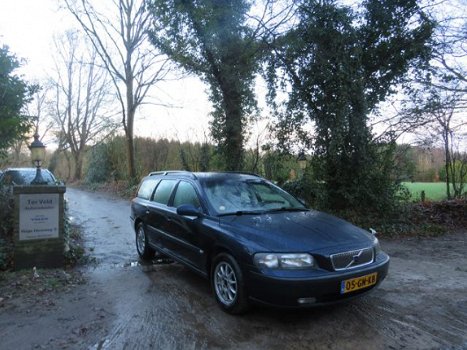 Volvo V70 - 2.4 Comfort Line , Elegance, Leer, Estate line, Afn. Trekhaak, 2e Eigenaar, APK 11-2019. - 1