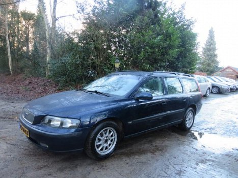 Volvo V70 - 2.4 Comfort Line , Elegance, Leer, Estate line, Afn. Trekhaak, 2e Eigenaar, APK 11-2019. - 1