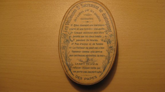 Antieke kaarsjes in een frans doosje 