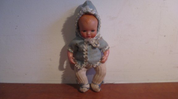 Baby popje met kleren en een muts uit de jaren 50. - 1