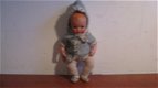 Baby popje met kleren en een muts uit de jaren 50. - 1 - Thumbnail