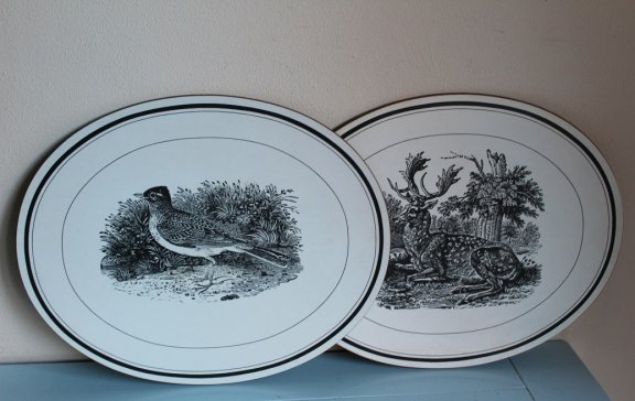 2 prachtige onderzetters/placemats ovaal met hert en vogel - nr. 1