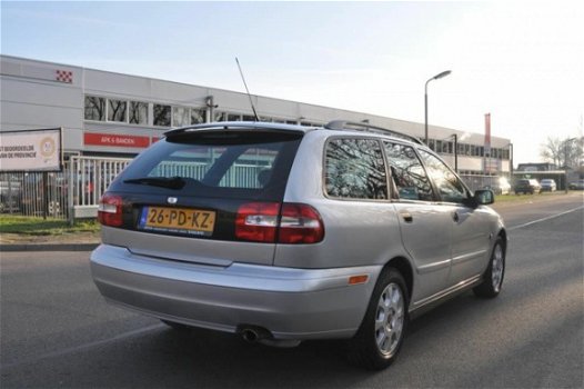 Volvo V40 - 2.0 Luxury CLIMA/CRUISE NIEUWSTAAT DEALER ONDERHOUDEN YOUNGTIMER - 1