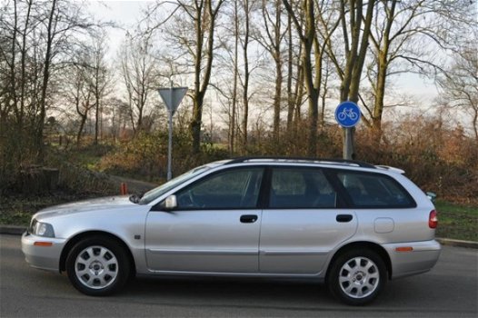 Volvo V40 - 2.0 Luxury CLIMA/CRUISE NIEUWSTAAT DEALER ONDERHOUDEN YOUNGTIMER - 1