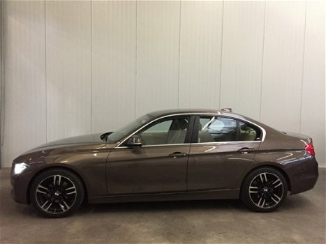 BMW 3-serie - 320i 170PK High Executive Sport LEDER-NAVI-XENON-SPORT.INT-PDC-ECC End Of Year Sale - 1