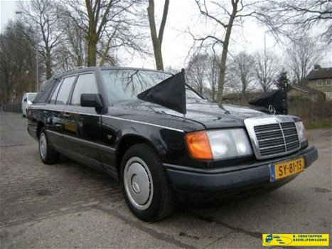 Mercedes-Benz 200-serie - 200 D VERLENGD BEGRAFENISAUTO - 1