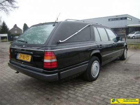 Mercedes-Benz 200-serie - 200 D VERLENGD BEGRAFENISAUTO - 1