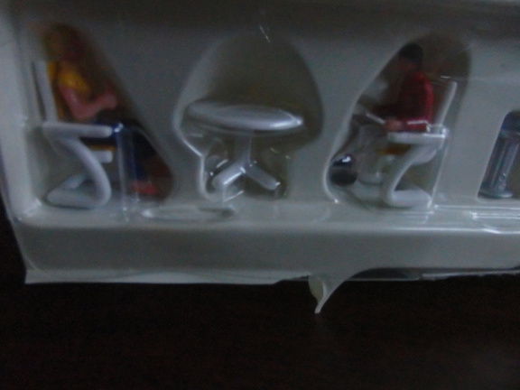 Figuurtjes voor bij een poppenhuis. - Afbeelding 2