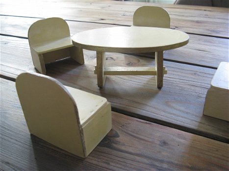 Voor in het poppenhuis...een antieke franse tafel met 4 stoelen...Jaren 30/40! - 2