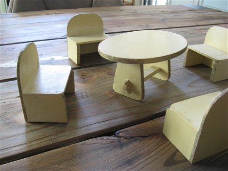 Voor in het poppenhuis...een antieke franse tafel met 4 stoelen...Jaren 30/40! - 3