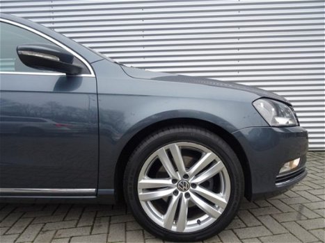 Volkswagen Passat Variant - 1.6 TDI COMFORTLINE / NAVI / P.DAK / PDC V+A / 18 - 1