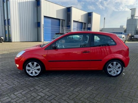 Ford Fiesta - 1.4-16V Ghia NIEUWE APK KEURING - 1