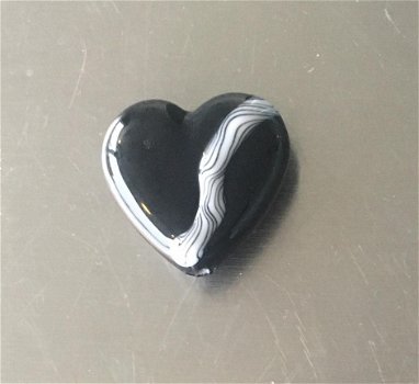 Handgemaakt zwart hartje met stringer van glas NIEUW. - 1