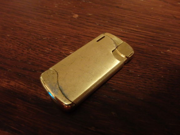 Goudkleurige elektr. sigaretten-aansteker. (16). - nr. 1