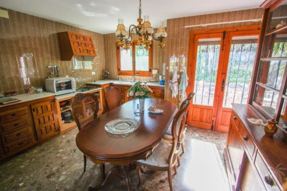 Ruime villa in ORBA VALLEI op landgoed 800 m2 met zwembad - Afbeelding 2