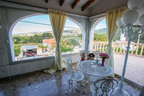 Ruime villa in ORBA VALLEI op landgoed 800 m2 met zwembad - Afbeelding 3