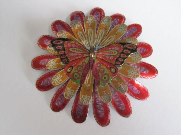 Broche Melanie Tomlinson vlinder op bloem blik print 7.2 cm - nr. 1
