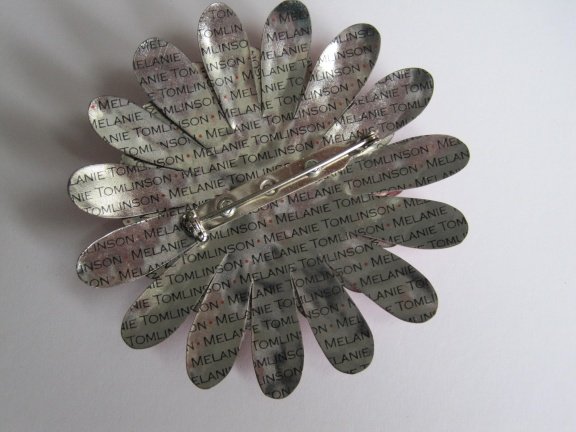 Broche Melanie Tomlinson vlinder op bloem blik print 7.2 cm - Afbeelding 2