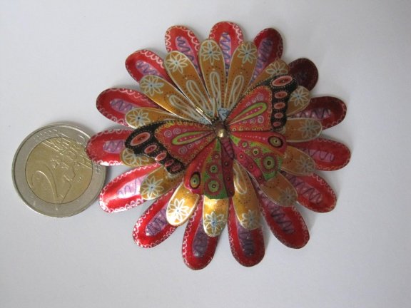 Broche Melanie Tomlinson vlinder op bloem blik print 7.2 cm - Afbeelding 3