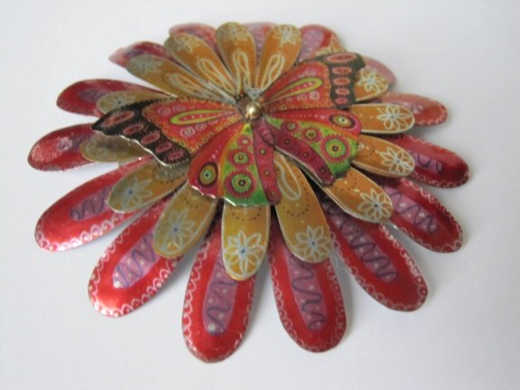 Broche Melanie Tomlinson vlinder op bloem blik print 7.2 cm - Afbeelding 4