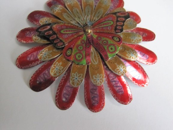 Broche Melanie Tomlinson vlinder op bloem blik print 7.2 cm - Afbeelding 5