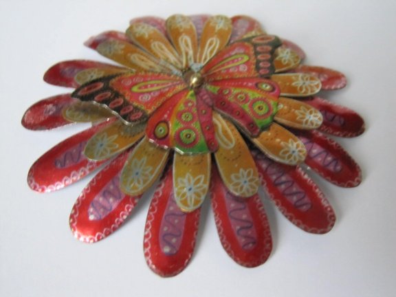 Broche Melanie Tomlinson vlinder op bloem blik print 7.2 cm - Afbeelding 6