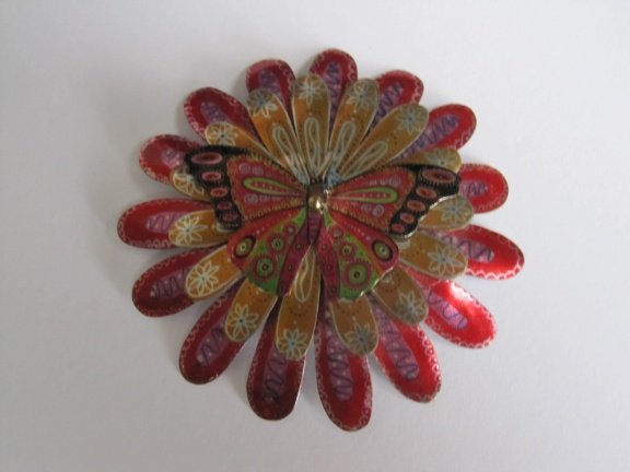 Broche Melanie Tomlinson vlinder op bloem blik print 7.2 cm - Afbeelding 7