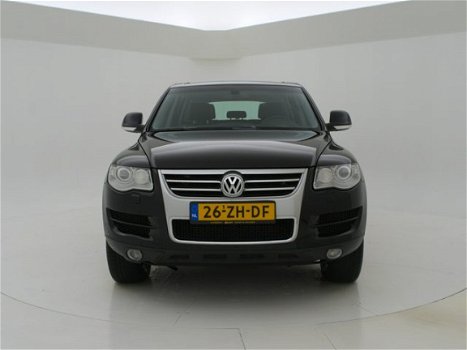 Volkswagen Touareg - 3.0 V6 TDI HIGHLINE AUT. + LEDER / NAVIGATIE - 1