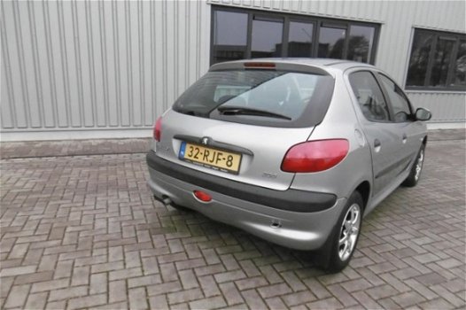 Peugeot 206 - 1.4 XT Airco 5 Deurs Apk 26-03-2020 - 1