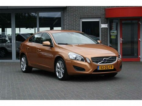 Volvo S60 - 1.6 D2 Momentum LEDER/NAVI Incl Garantie en Afleve ringskosten - 1