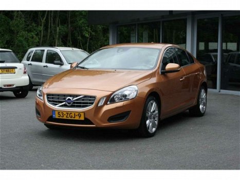 Volvo S60 - 1.6 D2 Momentum LEDER/NAVI Incl Garantie en Afleve ringskosten - 1