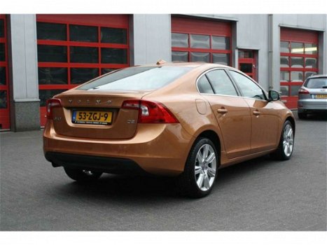 Volvo S60 - 1.6 D2 Momentum LEDER/NAVI Incl Garantie en Afleve ringskosten - 1