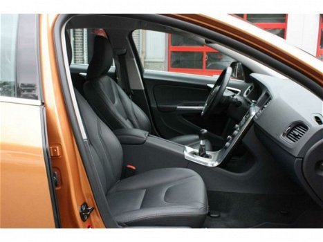 Volvo S60 - 1.6 D2 Momentum LEDER/NAVI Incl Garantie en Afleve ringskosten - 1