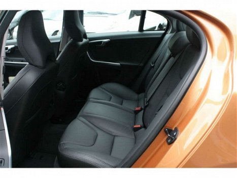 Volvo S60 - 1.6 D2 Momentum LEDER/NAVI Incl Garantie en Afleve ringskosten - 1