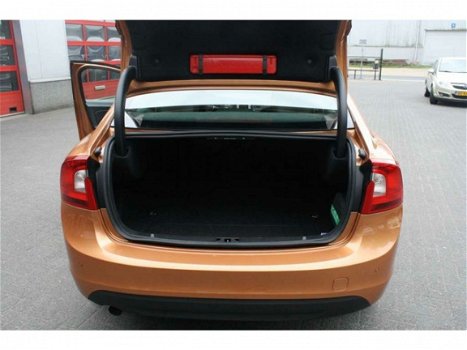 Volvo S60 - 1.6 D2 Momentum LEDER/NAVI Incl Garantie en Afleve ringskosten - 1