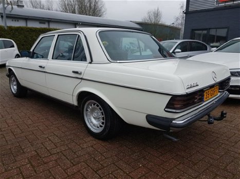 Mercedes-Benz 230 - (W123) E Zeer nette en zeer goed onderhouden Mercedes 230E NAGENOEG ROESTVRIJ - 1