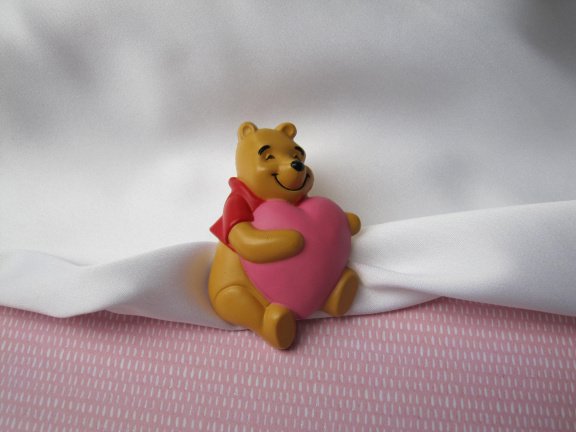 Broche Disney kunststof Winnie de Poeh beer met roze hart 4.8x3.1 cm. - nr. 1