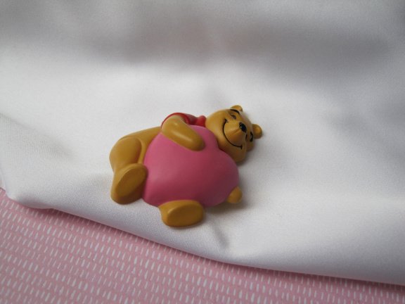Broche Disney kunststof Winnie de Poeh beer met roze hart 4.8x3.1 cm. - Afbeelding 3
