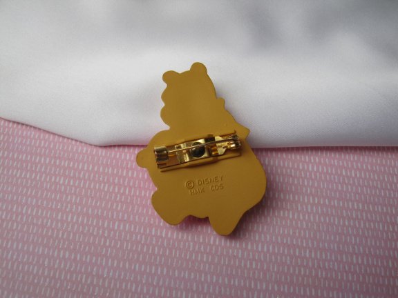 Broche Disney kunststof Winnie de Poeh beer met roze hart 4.8x3.1 cm. - Afbeelding 4