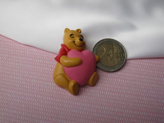 Broche Disney kunststof Winnie de Poeh beer met roze hart 4.8x3.1 cm. - Afbeelding 5