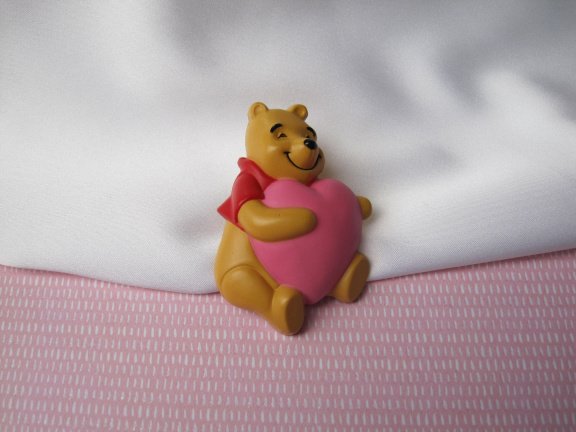 Broche Disney kunststof Winnie de Poeh beer met roze hart 4.8x3.1 cm. - Afbeelding 6
