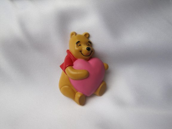 Broche Disney kunststof Winnie de Poeh beer met roze hart 4.8x3.1 cm. - Afbeelding 7