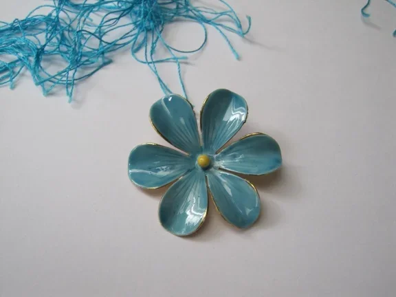 Broche goudkleurig en blauw emaille bloem Sandor Co 4.4 cm - Afbeelding 2