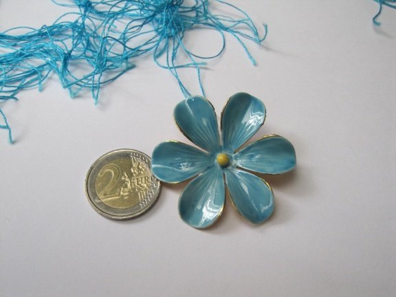 Broche goudkleurig en blauw emaille bloem Sandor Co 4.4 cm - Afbeelding 3