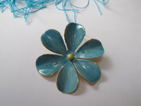 Broche goudkleurig en blauw emaille bloem Sandor Co 4.4 cm - Afbeelding 4