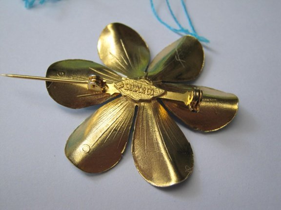 Broche goudkleurig en blauw emaille bloem Sandor Co 4.4 cm - Afbeelding 5