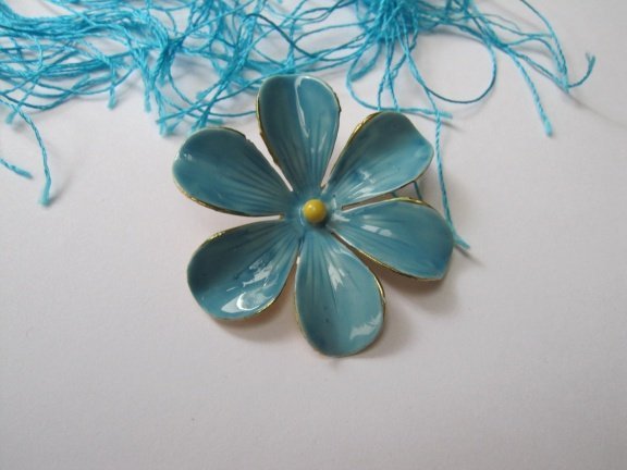 Broche goudkleurig en blauw emaille bloem Sandor Co 4.4 cm - Afbeelding 6